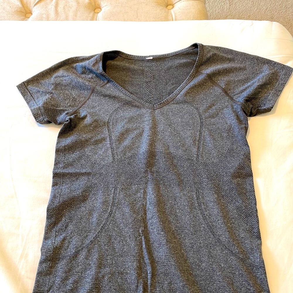Swiftly v neck lululemon size 8